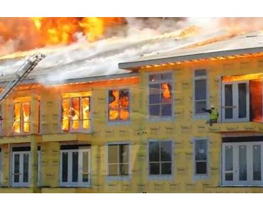 Hausbrand: Spektakuläre Rettungsaktion eines Bauarbeiters