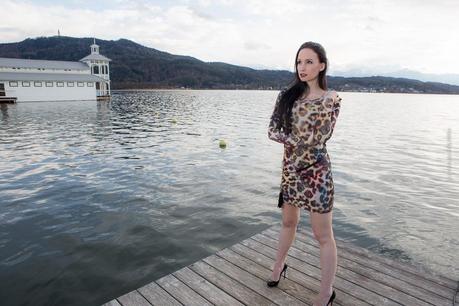 Ana Alcazar Fashionlook - Leopard-Print-Kleid am Wörthersee - Werzers Pörtschach mit Badehaus - Schuhe: Christian Louboutin