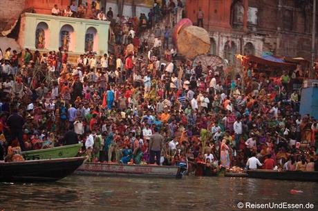 Gläubige warten auf den Ghats auf den Sonnenaufgang in Varanasi