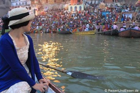Im Ruderboot am frühen Morgen auf dem Ganges unterwegs