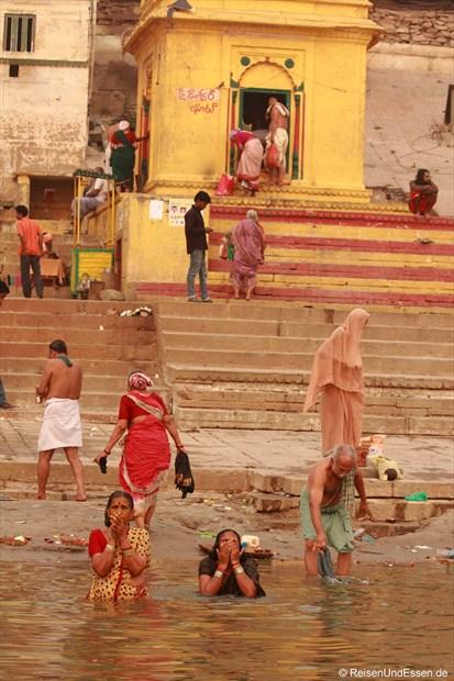 Ghat und Bad am Morgen im heiligen Wasser des Ganges