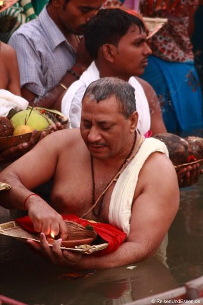 Inder im heiligen Ganges in Varanasi
