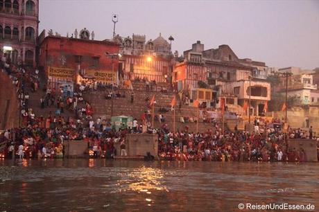 Bootsfahrt am frühen Morgen auf dem Ganges in Varanasi