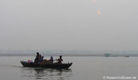 Ruderboot am frühen Morgen auf dem Ganges in Varanasi