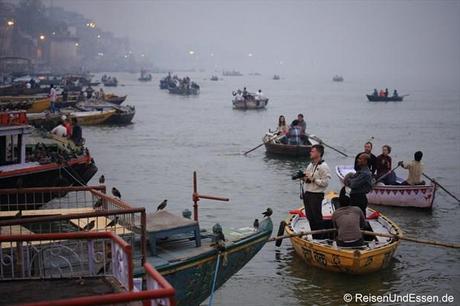 Touristen im Boot auf den Ganges in Varanasi