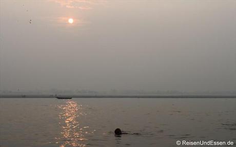 Bad oder Sport im heiligen Fluss Ganges in Varanasi