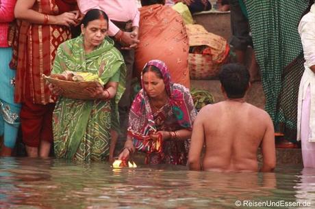Inderinnen mit Opfergaben und Licht für den heiligen Ganges