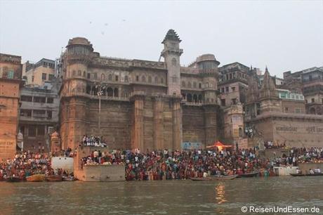 Ghats und Gebäude am Ganges in Varanasi