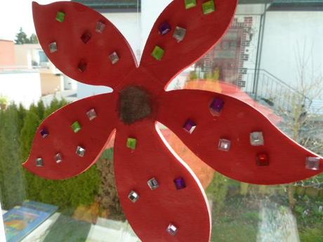 Frühlingsdeko: Bunte Holzblumen fürs Fenster