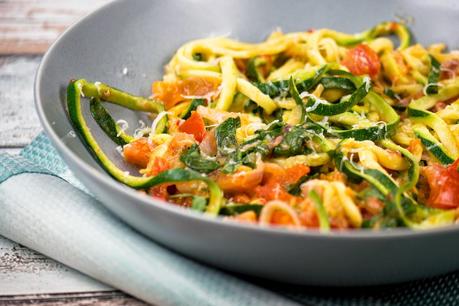 Rezept: Low Carb Zucchini-Spaghetti mit Frischkäse, Basilikum und Tomaten