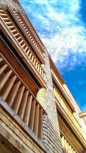 Schindelfassade und Holzbalkone des Bestzeit Hotels in Parpan