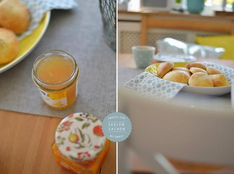 Frische Scones mit warmer Butter und Zitronenmarmelade
