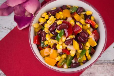 Leckerer Grillsalat: Bohnen-Mais-Salat mit Paprika und Zwiebeln in feuriger Soße