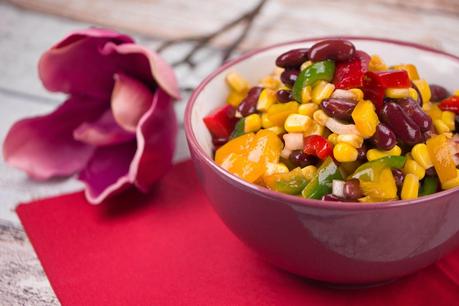 Bohnen-Mais-Salat mit Paprika und Zwiebeln in feuriger Soße