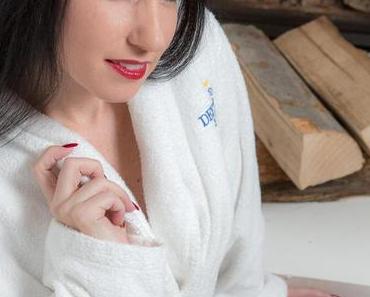 Bademantel – Wellness – rote Lippen – Kaminfeuer