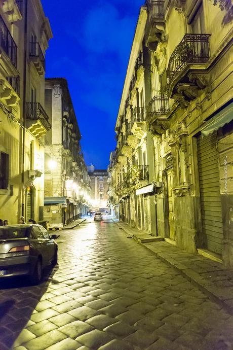 Sizilien - Catania erleben - Dom, Palazzo, Ätna - Flüge mit Alitalia/AirOne - Altstadt im Abend - Enit / Trim Travel