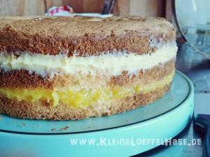 Die Schichten der Vanilletorte: unten Mangokompott,oben Mango-Vanille-Creme