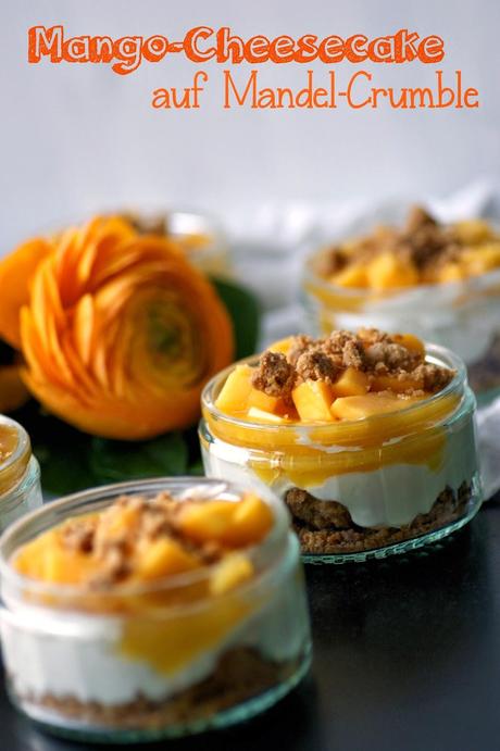 Frühlingsfrischer Cheesecake im Glas auf Mandel-Crumble mit Mango