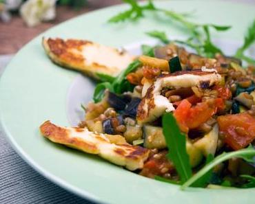 Auberginensalat mit Halloumi, Pinienkernen und Weizen