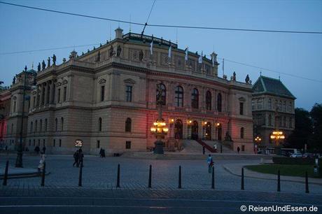 Rudolfinum in Prag am Abend