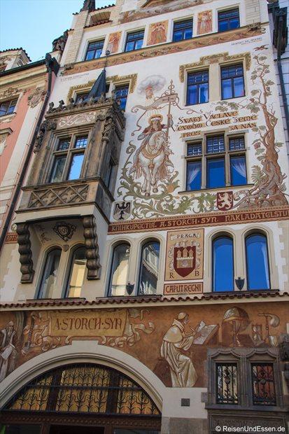 Bemaltes Gebäude in der Prager Altstadt