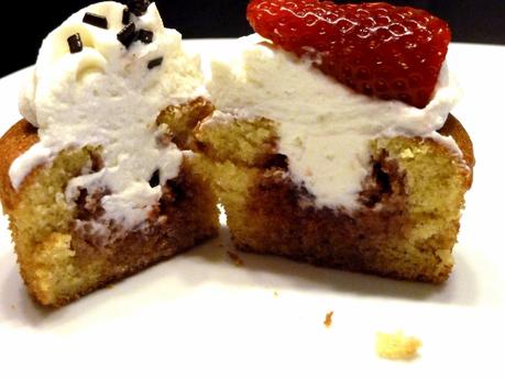 Rezept: Erdbeer-Kokos-Cupcakes mit Schwartau Dessertsoße