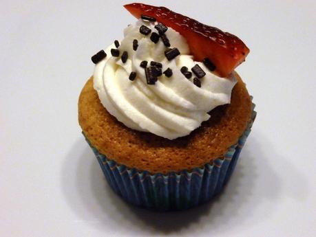 Rezept: Erdbeer-Kokos-Cupcakes mit Schwartau Dessertsoße