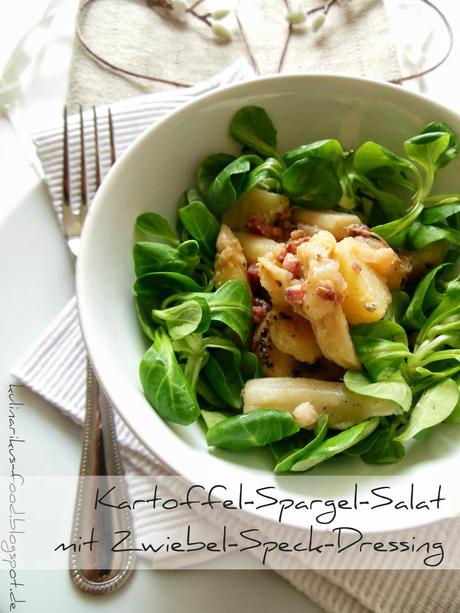 Lauwarmer Spargel-Kartoffel-Salat mit einem Zwiebel-Speck-Dressing.
