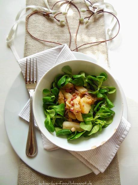Lauwarmer Spargel-Kartoffel-Salat mit einem Zwiebel-Speck-Dressing.