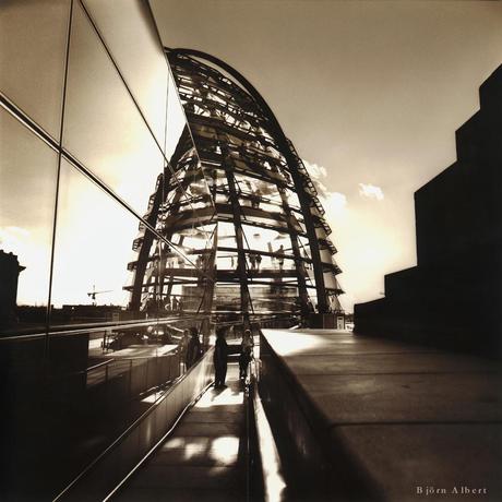 PhotoWerkBerlin: Großformat- und Architekturphotographie (Reichstagsgebaeude, Spiegelung der Reichstagskuppel, Berlin, Foto: Björn Albert)