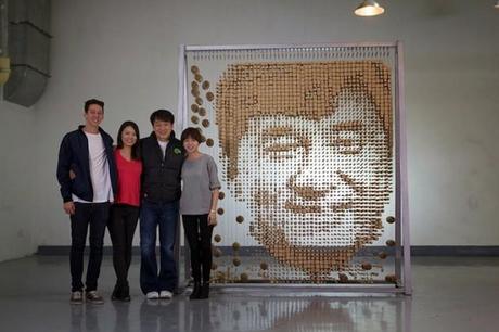 Jackie Chan Porträt aus 64.000 Stäbchen von Hong Yi