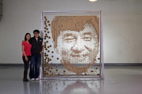 Jackie Chan Porträt aus 64.000 Stäbchen von Hong Yi