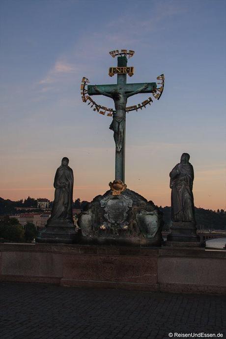 Kruzifix mit Steinstatuen aus 1629 auf der Karlsbrücke