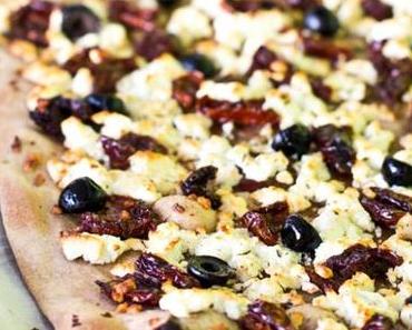 Mediterraner Flammkuchen mit getrockneten Tomaten und Feta