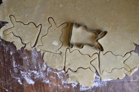 Weiße Schokolade Osterhasen-Kekse, Gefüllt mit Rosenkonfitüre
