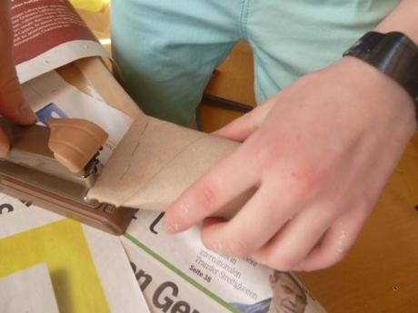 Recykling-Basteln: Rasseln aus Toilettenpapierrollen