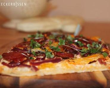 Flammkuchen mit Chorizo, roten Zwiebeln und Paprika