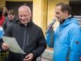 Dr. Ferenc Reisner bekommt von Johann Kleinhofer mit Grüßen des Bürgermeisters eine Urkunde  -Pilgerwanderung Mariazell - Ungarn in Sopron