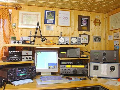 Kuriose Feiertage - 18. April - Weltamateurfunktag - World Amateur Radio Day - Amateurfunkstation By Emil Neuerer, DJ4PI  via Wiki Commons