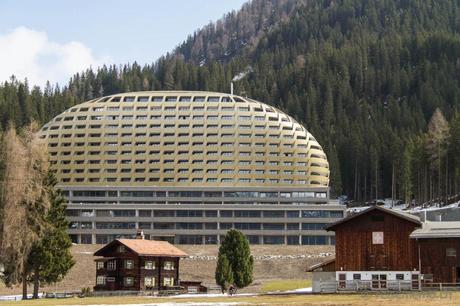 Goldene Fassade des Davoser InterContinental Hotels in alpiner Landschaft