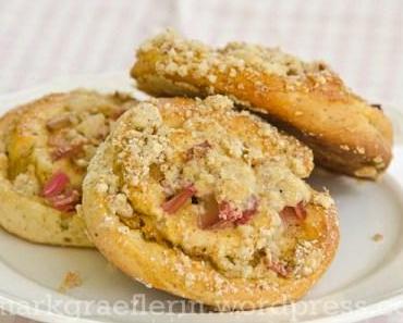 Ideen für’s Osterbrunch: Haselnuss-Hefeschnecken mit Rhabarber und Streuseln