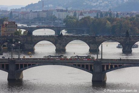Straßenbahnen auf den Brücken über die Moldau