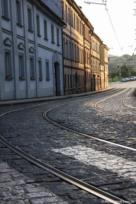 Straßenbahnschienen mit Kopfsteinpflaster in der Letenska