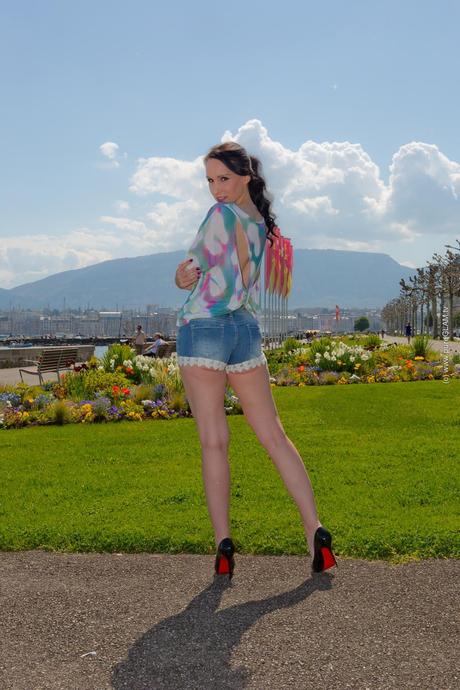 Modeblog Styling - Lookbook für den Fashionblog mit Silvian Heach Sommerlook - Jeanshotpants mit Pumps am Genfer See