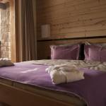Doppelbett in der Privà Lodge