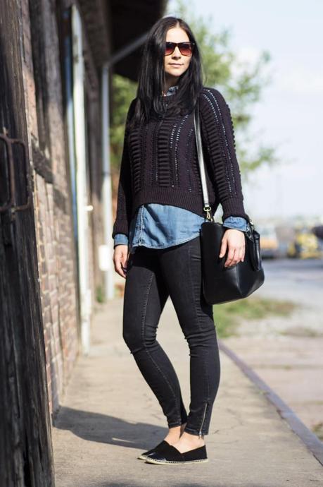 Kleidermaedchen-das-Blog-fuer-mode-beauty-lifestyle-outfit-black-and-blue-outfits-frühling-ootd-was-zieh-ich-an-bluse-jeans-denim-black-all-over-black-look-fashionblogger-erfolgreich-fotobearbeitung-blog-tipps-blogging-equipment-zara-ginatricot-hm-topshop-espadrilles-chanel-dupe