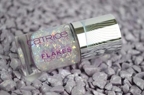 Catrice Holo is the new Yolo aus der Haute Future LE auf Essie Bahama Mama