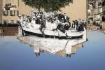 JR, UNFRAMED, un groupe posant dans une barque amar rée sur la plage revu par JR, vers 1930,
Marseille, 2013 © JR, 2014