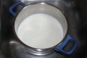 im kalten Wasser kühlt die Milch sehr schnell wieder aus