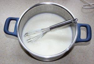 in die abgekühlte Milch wird das Joghurt hinzugefügt